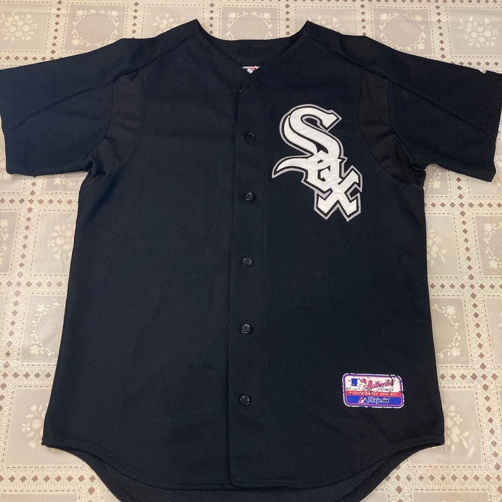 Majestic Men's Chicago White Sox  Jersey. Black Color Size Medium